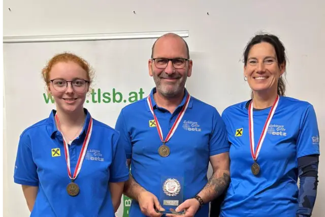 Die Luftpistolenmannschaft Oetz 1 mit Marion Weber, Iwan Bacher und Vroni Mairhofer (v.l.) | Foto: Iwan Bacher