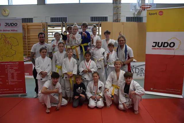 Unsere U8 u. U10 haben ihre Medaillen bereits gewonnen. Die U12 sind schon heiß auf ihre Kämpfe.