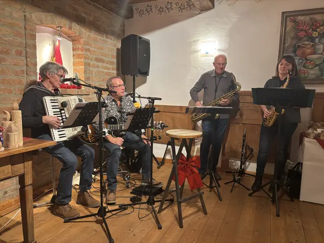 Die Hennschui-Musikanten sorgten für den passenden musikalischen Rahmen. | Foto: Elisabeth Kloiber