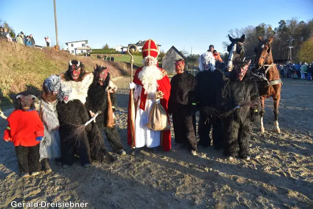 Die Krampusse und der Nikolo kamen mit dem Pferd nach Wetzawinkel.  | Foto: Gerald Dreisiebner