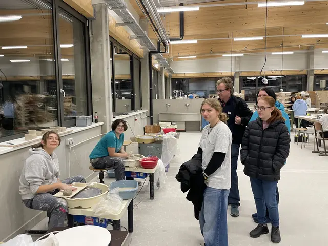 Erstaunt beobachteten die Gäste die Schülerinnen beim Kreieren.  | Foto: Vanessa Wittmann