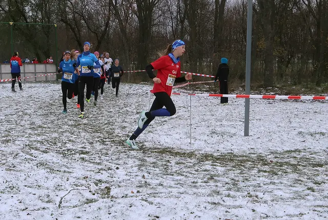 Pauline Steiner, 14, ULC Grein, aus Pabneukirchen. Silber bei den Crosslauf Staatsmeisterschaften U16 in St. Margarethen im Burgenland. Startnummer 351, rotes Leibchen.  | Foto: Karl Schaffner