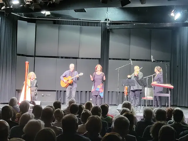 Die Dialektgruppe Findling eroberte in Götzens die Herzen des Publikums.  | Foto: Kathrin Knoflach