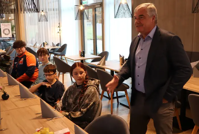 Bürgermeister Karl Bohnstingl begrüßt die Kindergemeinderatsmitglieder und die Coaches | Foto: Gerhard Langmann