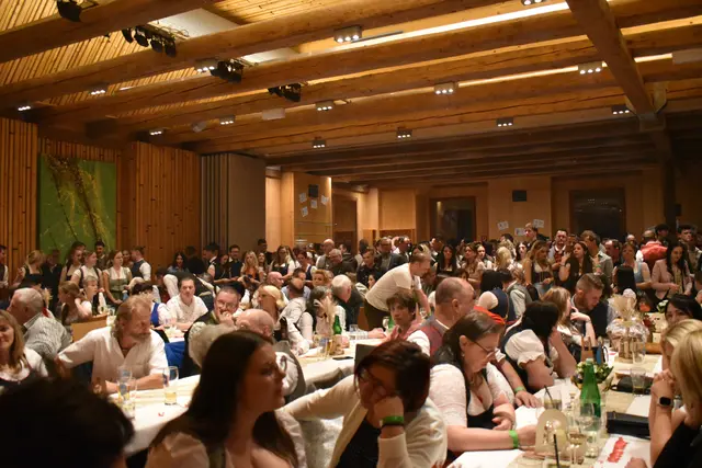 Der Saal war für die Verlosung der Tombola Preise prall gefüllt.