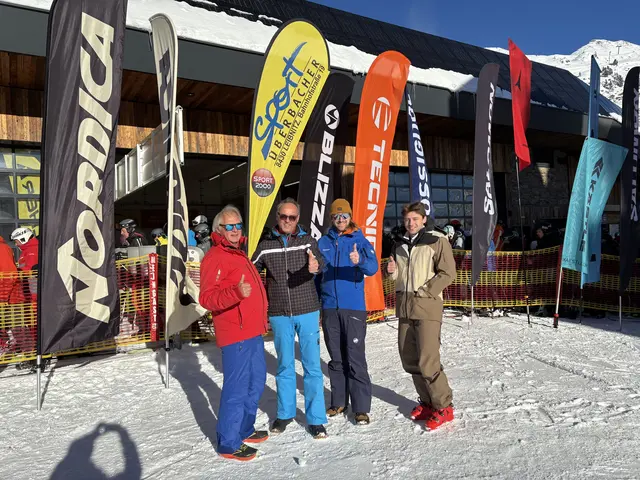 Franz, Harald, Oliver und Lukas Überbacher halten den Daumen hoch für den gelungenen Skitest.