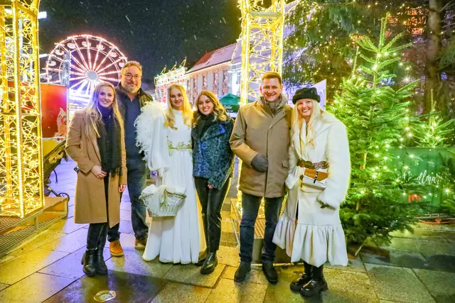 Der Leobener Christkindlmarkt wurde eröffnet – begleitet von Musik, Lichtern und dem ersten Schneefall der Saison. | Foto: Armin Russold
