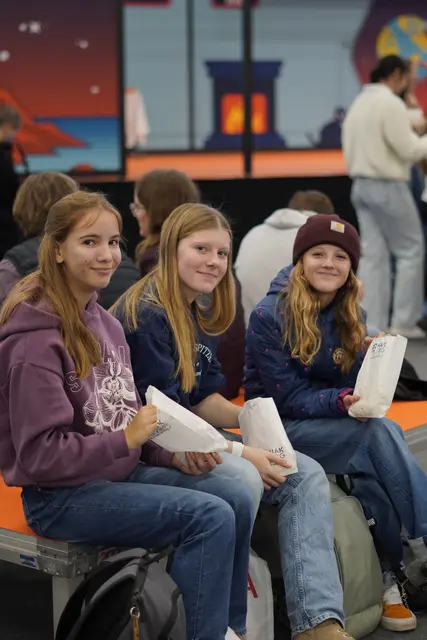 Viele junge Menschen nutzten die Gelegenheit, erste Einblicke in mögliche Berufsfelder zu gewinnen, persönliche Gespräche mit Lehrlingsbeauftragten zu führen und sich über Lehrstellen, Praktika oder weiterführende Schulen zu informieren.
 | Foto: Eventshot