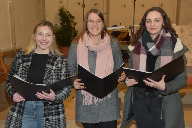Die drei Sängerinnen von Vocality begeisterten. Katharina Baumgartner, Dorfstetten, Claudia Pöcksteiner, Bad Kreuzen, Agnes Freinschlag, Dimbach. Adventklänge an der Donau 2025 in der Pfarrkirche Bad Kreuzen.  | Foto: Zinterhof