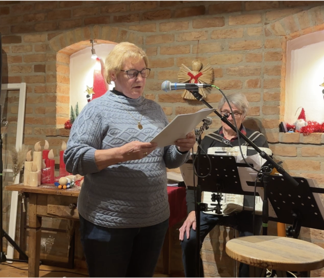 Marianne Bücsek hatte weihnachtliche Texte mitgebracht. | Foto: Elisabeth Kloiber