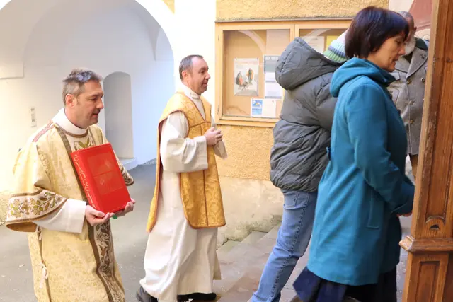 Der Einzug in die Kirche durch das Haupttor | Foto: Gerhard Langmann
