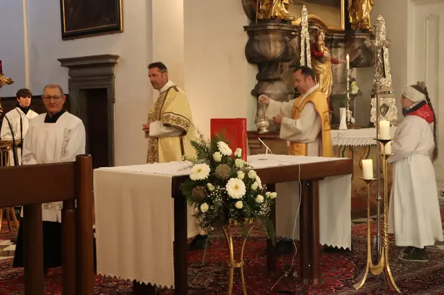 Vor der Messe wurde der Altar inzensiert | Foto: Gerhard Langmann