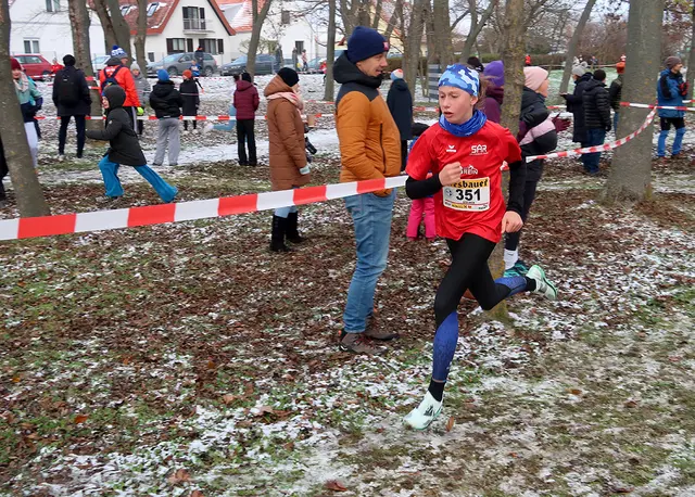 Pauline Steiner, 14, ULC Grein, aus Pabneukirchen. Silber bei den Crosslauf Staatsmeisterschaften U16 in St. Margarethen im Burgenland. Startnummer 351, rotes Leibchen.  | Foto: Karl Schaffner