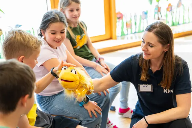 Bei der Aktion "Glühwürmchen" wurde Kindergarten- und Volksschulkindern von Aistersheim die Bedeutung von Sichtbarkeit im Straßenverkehr mithilfe von zwei Handpuppen vermittelt. | Foto: KFV/Sabotha