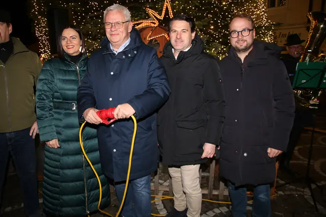 Bürgermeister Thomas Steiner hatte die Ehre die Lichter zu entzünden.  | Foto: Eduard Wimmer