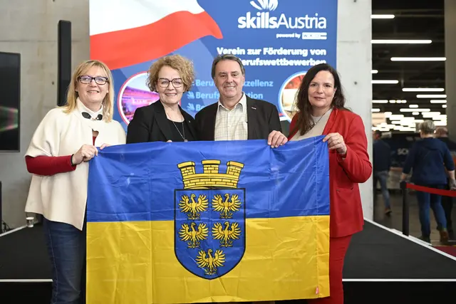 AMS-NÖ-Landesgeschäftsführerin Sandra Kern, Bildungs-Landesrätin Christiane Teschl-Hofmeister, Wirtschaftskammer NÖ-Präsident Wolfgang Ecker, AK Niederösterreich -Direktorin Bettina Heise | Foto: Imre Antal