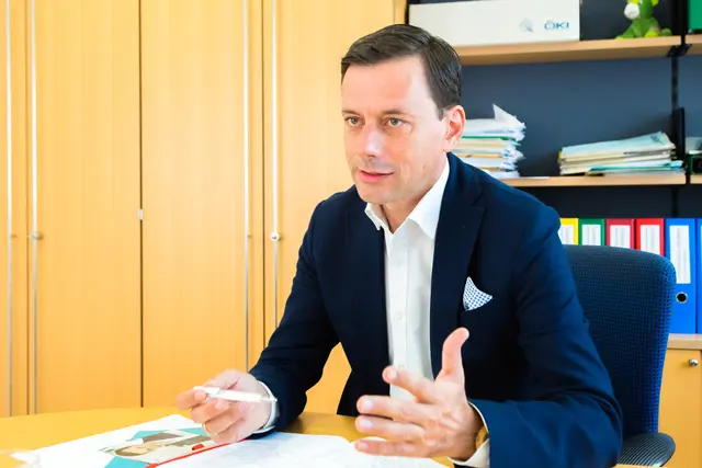 ÖVP-Bezirksparteiobmann NR Ernst Gödl spielt den Ball an die Landeshauptmann-Partei FPÖ zurück. | Foto: Geopho