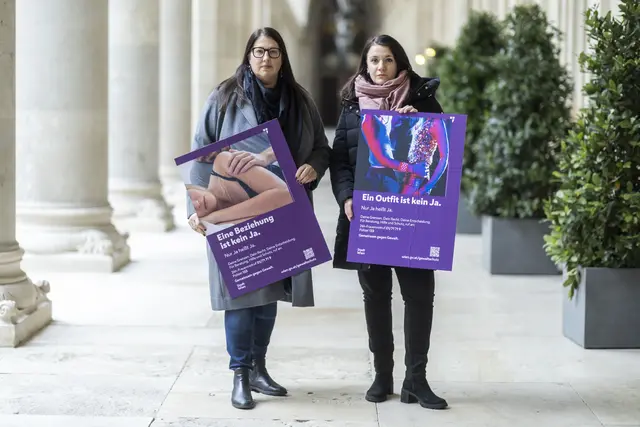 Kathrin Gaàl (l.) und Dolores Bakos präsentieren eine Kampagne zum Schutz von Frauen. | Foto: Stadt Wien/Bubu Dujmic