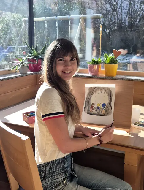 Natalie Klingler präsentiert eines ihrer Bilder aus dem neuen Buch. | Foto: tagtraum.at