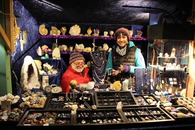 Nadja Studenik präsentiert in Hall ihre Mineralien.