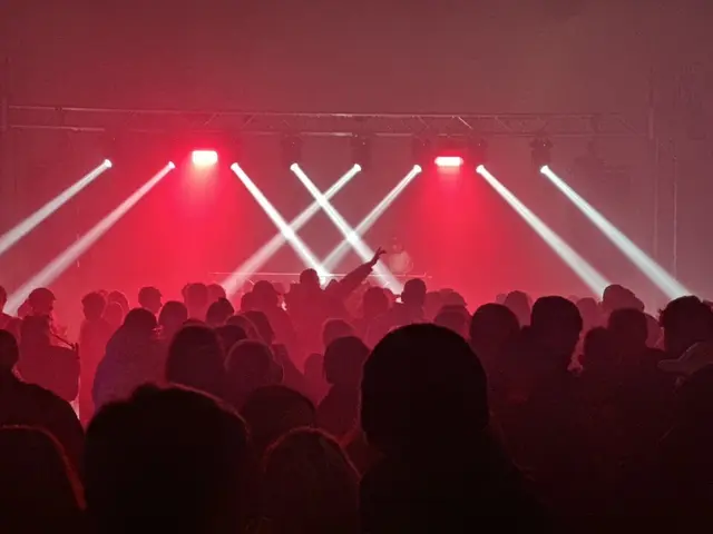 Auch die Krampusparty in der Sporthalle war bestens besucht. | Foto: Linhart