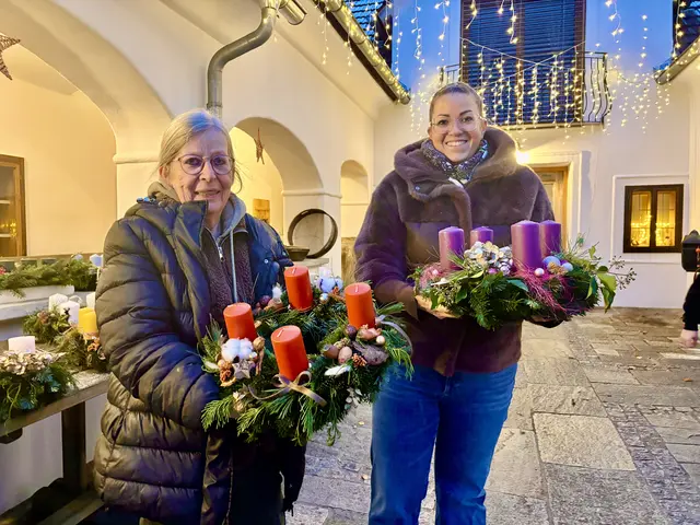 Im Henndorfer Hofladen von Judith Anger (links) und Julia Bücsek wartet bis einschließlich 24. Dezember Dekoratives und Köstliches. | Foto: Elisabeth Kloiber