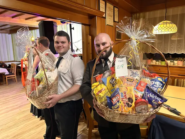 Manuel Ostermann und Markus Schranz bei der Tombolaverlosung. | Foto: Lisa Stöckl