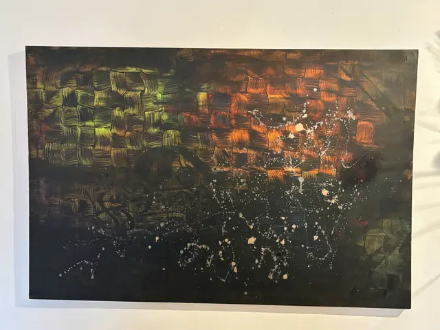 Alte Bretter, Metallreste oder Möbelteile: Nadine verwandelt, was andere wegwerfen, in abstrakte Kunst in allen Farben und Größen. | Foto: Laura Jung