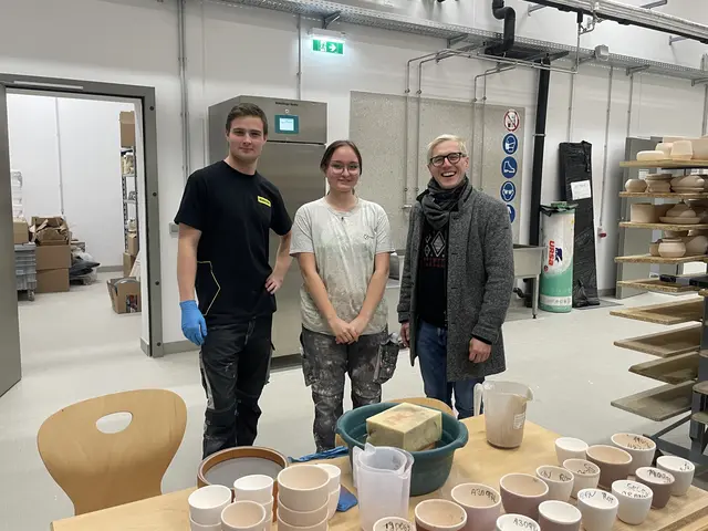 Ein Blick in die Werkstätten: Schülerinnen und Schüler zeigten, wie aus Ton Schritt für Schritt keramische Einzelstücke entstehen. | Foto: Vanessa Wittmann