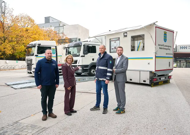 Bernhard Aigner, Leiter der Werkstätte und Dienstkraftfahrzeuge, Georg Hönig, Leiter Abteilung Technische Kraftfahrzeug, Landeshauptfrau Johanna Mikl-Leitner und Christoph Reiter, Leiter der Abteilung Gebäude- und Liegenschaftsmanagement. | Foto: NLK Pfeiffer