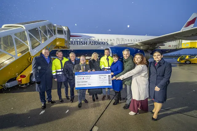 Die Begrüßung des ersten Flugzeugs erfolgte durch zahlreiche Ehrengäste direkt am Rollfeld des Graz Airport. | Foto: Foto Fischer