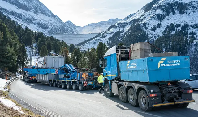 Mit 140 Tonnen Gewicht und einer Länge von fast acht Metern war die Anlieferung der zweiten Maschine erneut ein logistisches Meisterstück. | Foto: Voelter