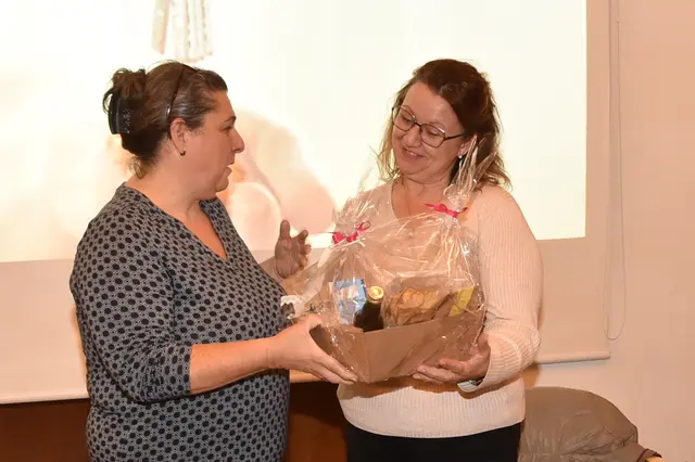 Die stellvertretende Geschäftsführerin Monika Antl-Bartl (links) dankte Claudia Kroboth für ihre Tätigkeit als stellvertretende Pflegedienstleiterin. | Foto: Julius Potzmann