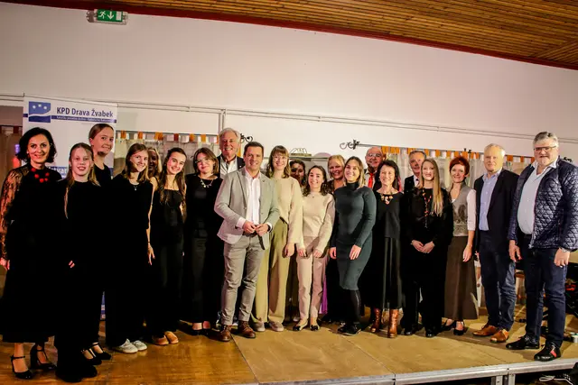 Die Mitwirkenden mit Ehrengästen des Konzertabends | Foto: Rosina Katz-Logar