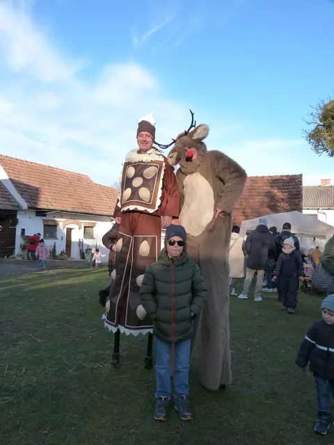 Die beiden Stelzengeher zogen große Kinderaugen auf sich.  | Foto: Vanessa Wittmann