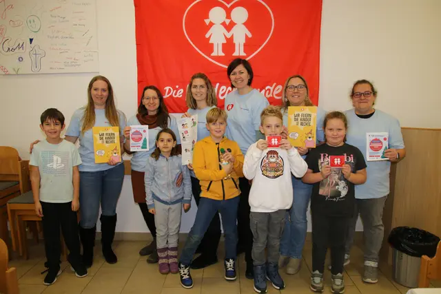 v. li. Franziska, Karin, Christine, Janet, Obfrau Dagmar und Nadine, vor ihnen die Kinder die fleißig gebastelt haben.