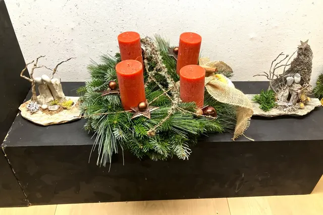 Selbstgemachte Krippen und Adventkränze für den Verkauf