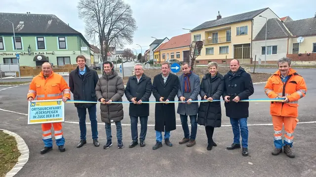 Das Band ist durchschnitten, die Durchfahrt eröffnet. | Foto: Gemeinde Jedenspeigen