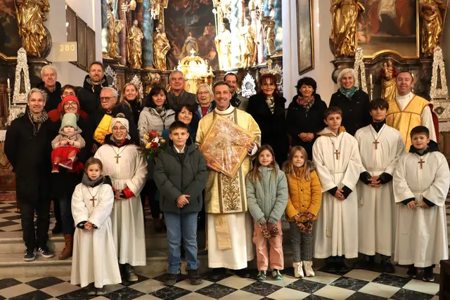 Das Erinnerungsfoto nach dem erstmaligen Auftritt als Diakon | Foto: Bernhard Scheucher