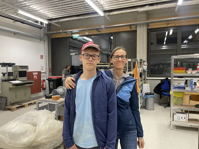 Interessierte Besucher verfolgten aufmerksam die Vorführungen in Keramik, Fliesentechnik und Ofenbau. | Foto: Vanessa Wittmann