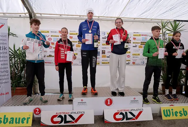 Pauline Steiner, 14, ULC Grein, aus Pabneukirchen. Silber bei den Crosslauf Staatsmeisterschaften U16 in St. Margarethen im Burgenland. Pauline Steiner: 2. v.links.   | Foto: Karl Schaffner