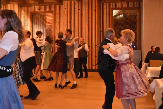 Die Tanzfläche blieb nicht lange leer.