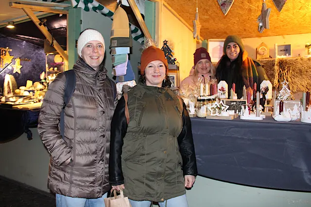 Zufriedene Kunden vor dem Stand von "Herzwerk".