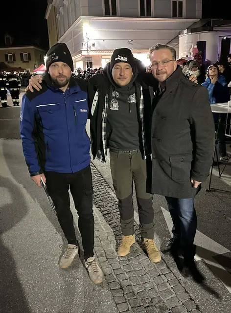 Bürgermeister Helmut Linhart dankte den Gruam Teifl mit Obmann Matthias Pichler | Foto: Linhart