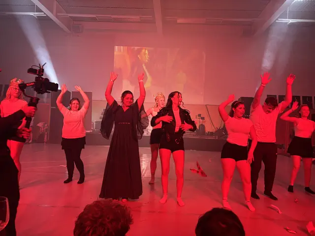 Klassenvorstände wie hier Marion Maier wurden zur Mitternachtseinlage auf die Bühne geholt. | Foto: MeinBezirk/Heimo Potzinger