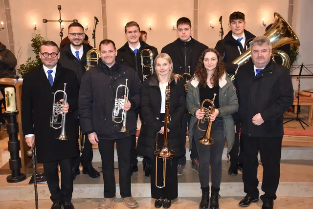 GreinBrass mit Leiter Wolfgang Rosenthaler, rechts. Adventklänge an der Donau 2025 in der Pfarrkirche Bad Kreuzen.  | Foto: Zinterhof