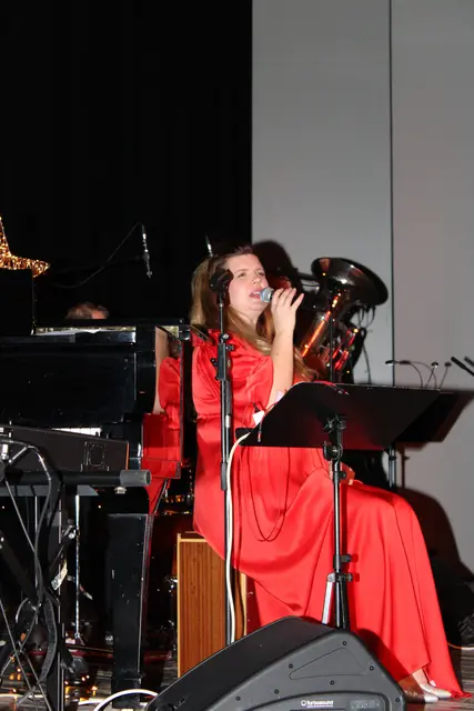 Simone Kopmajer wechselte dreimal ihr Outfit und begeisterte mit ihrer Stimme das Publikum. | Foto: Lederer