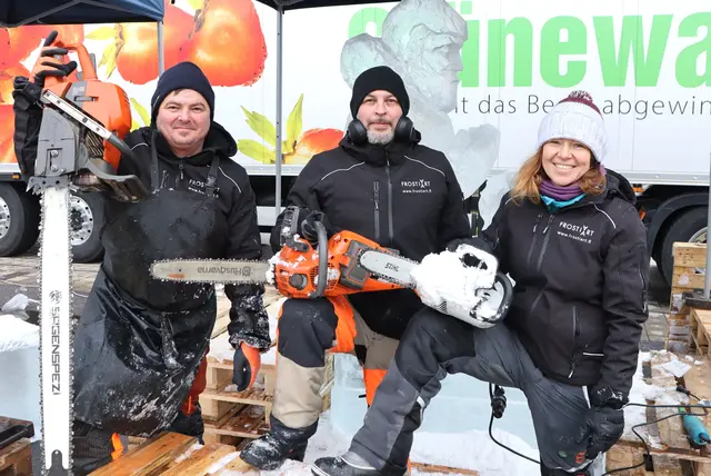 Die Kettensägen werden ohne Schmieröl betrieben: Martin Wölkart, Antti Pedrozo, Martina Hatzl (v.l.) | Foto: Gerhard Langmann