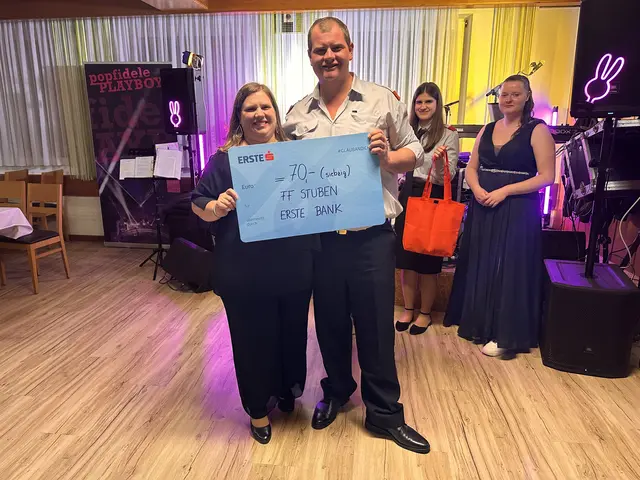 Rene Fürst überreicht Elisabeth Roth ihren Preis | Foto: Lisa Stöckl