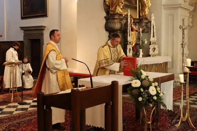 Das Evangeliar wird am Altar abgestellt | Foto: Gerhard Langmann